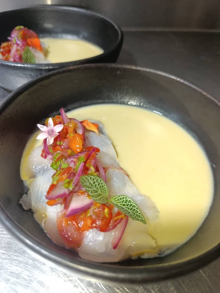 Tiradito de pescado con leche de tigre y flores comestibles