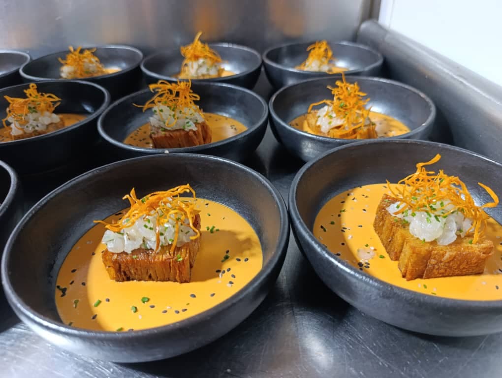 Servicio de cerdo con vegetales de temporada