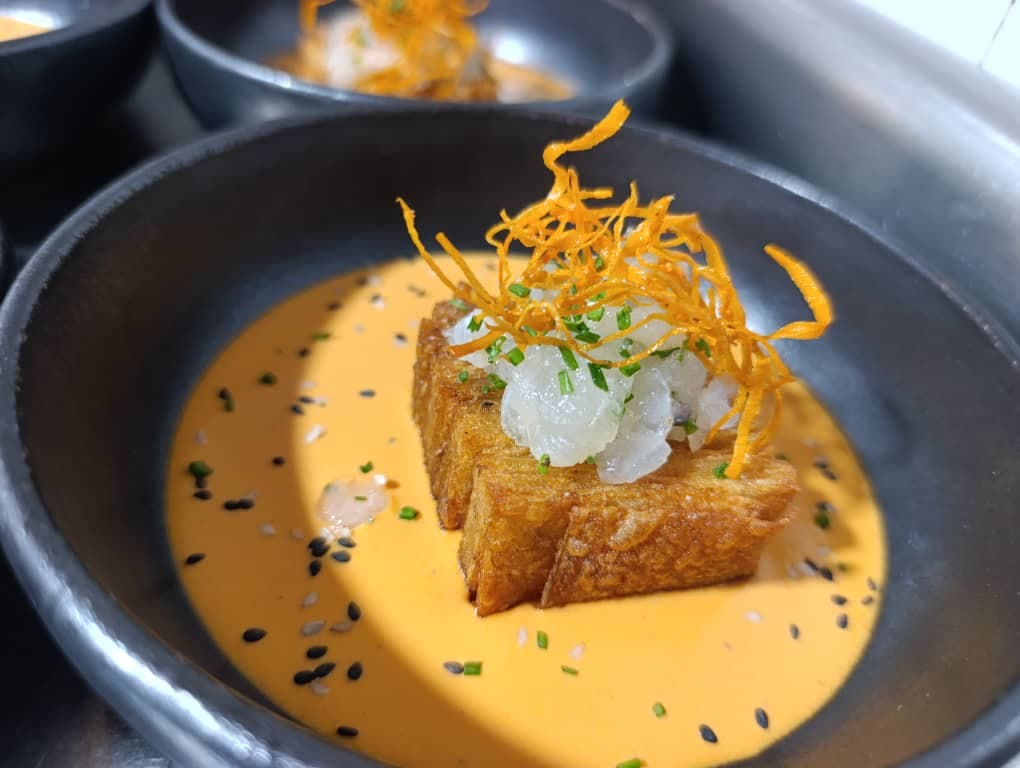 Cerdo crocante sobre crema de auyama con semillas