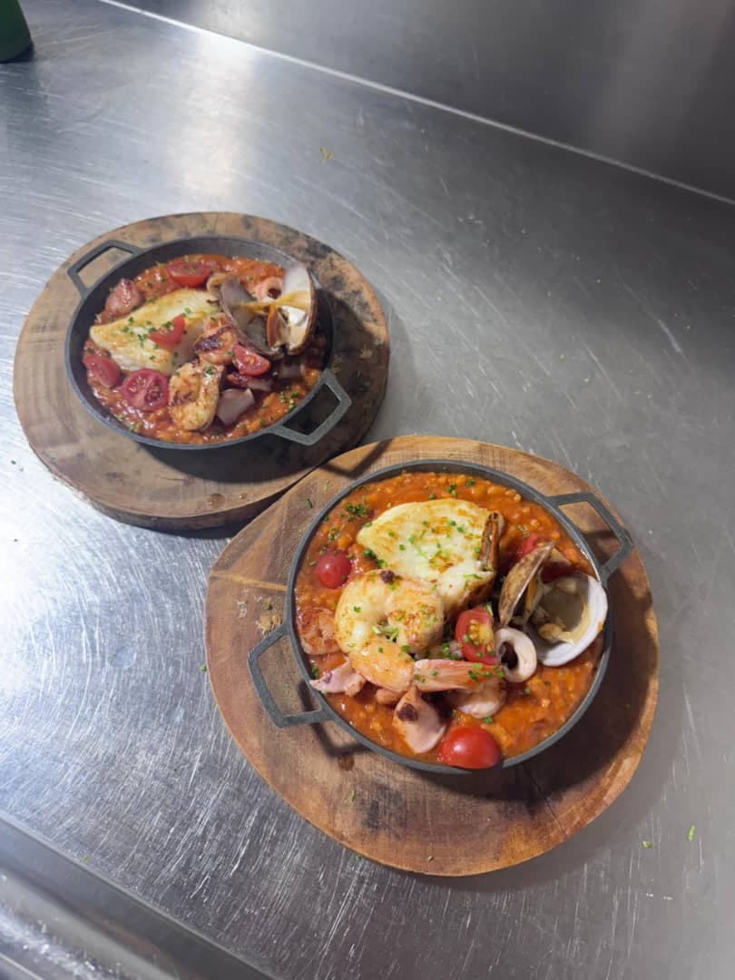 Cazuela de mariscos con almejas y langostinos