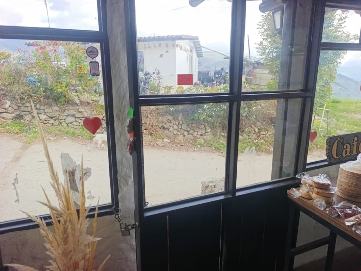 Entrada del restaurante con vista al paisaje andino