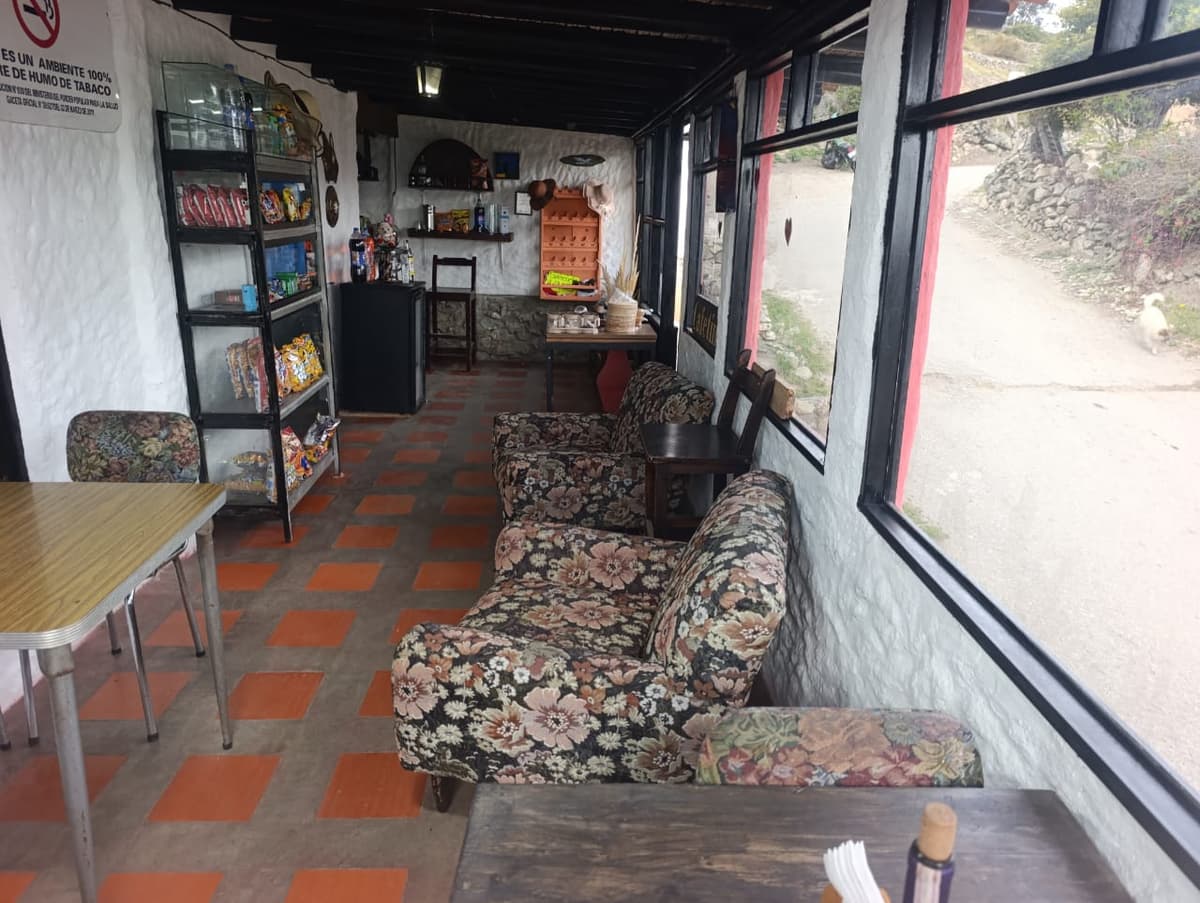 Interior del restaurante con vista a las montanas